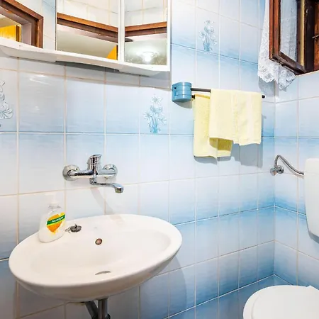 2 Bedroom Gorgeous Apartment In Zdrelac Ждрелац